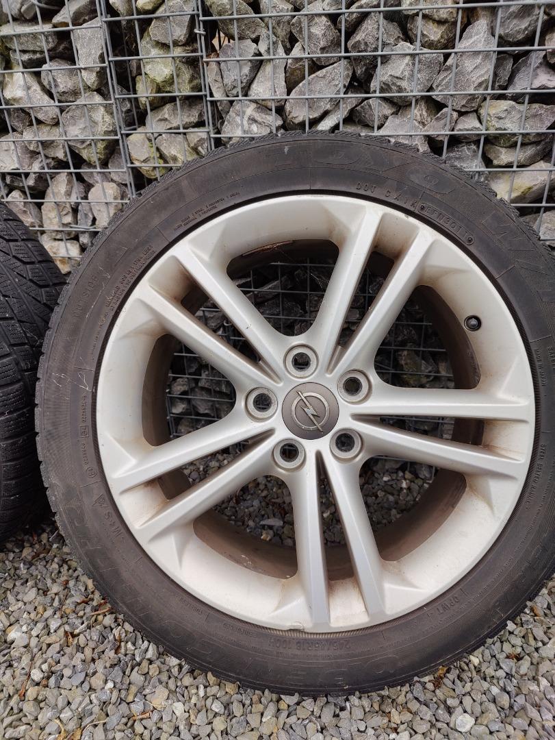 winterbanden op velg 245/45 R18 Opel
