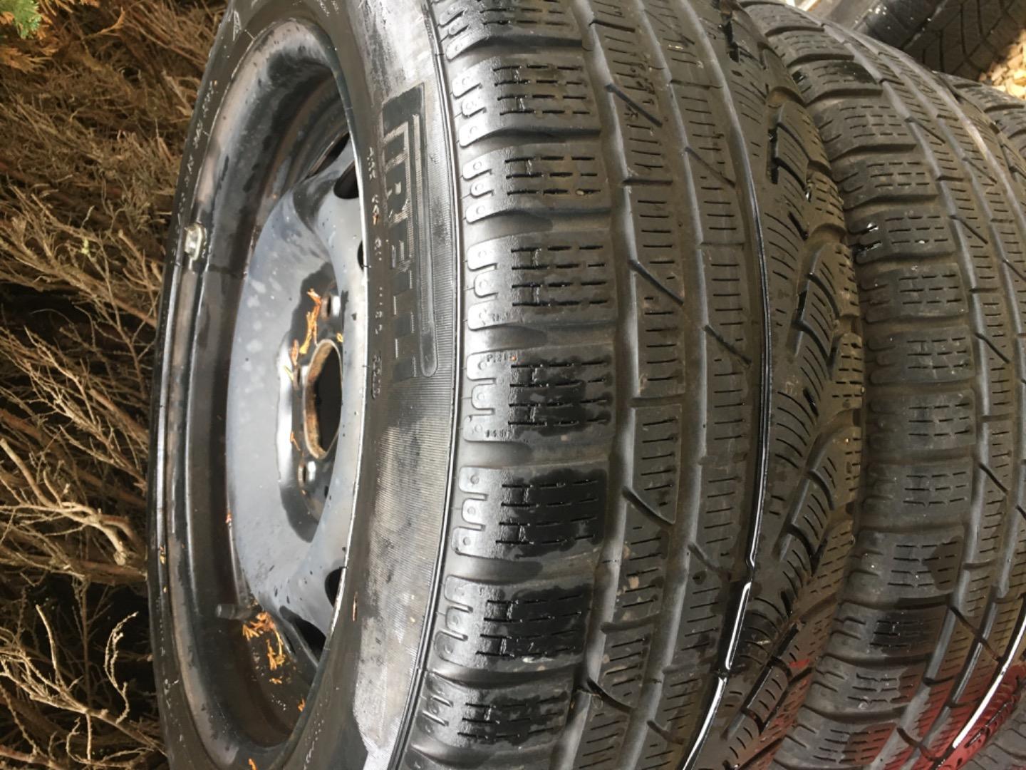 stalen velgen met nieuwe winterbanden Pirelli