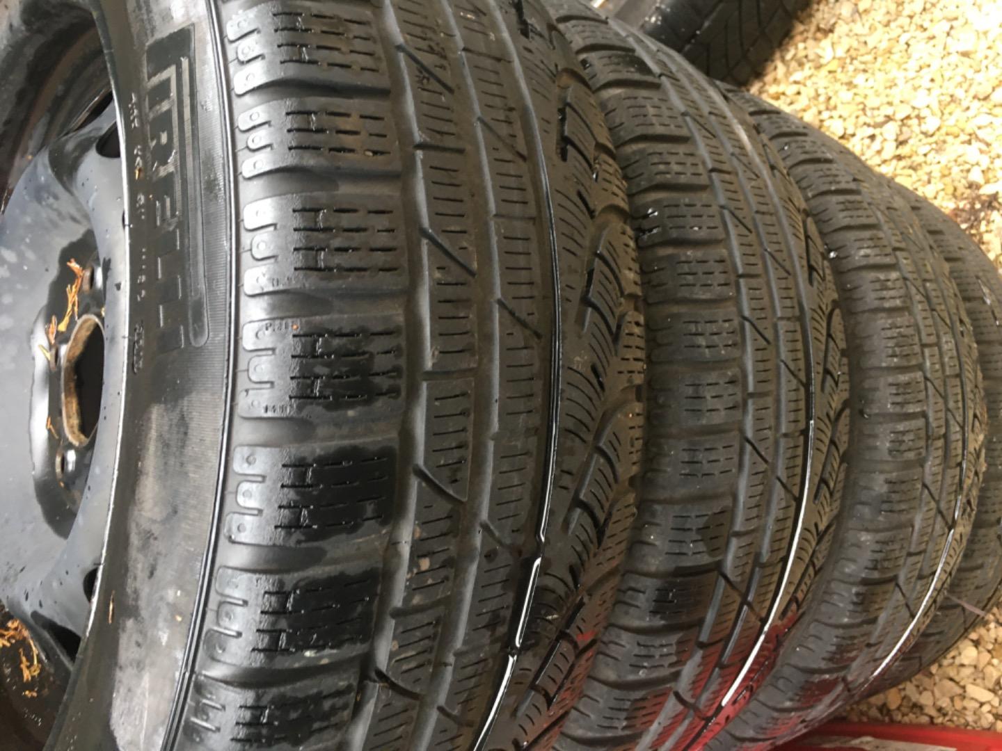 stalen velgen met nieuwe winterbanden Pirelli