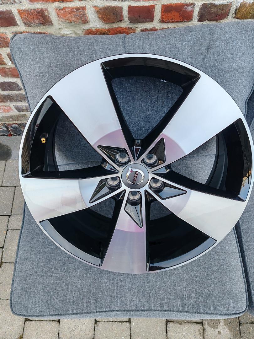 5- spoke black diamond cut