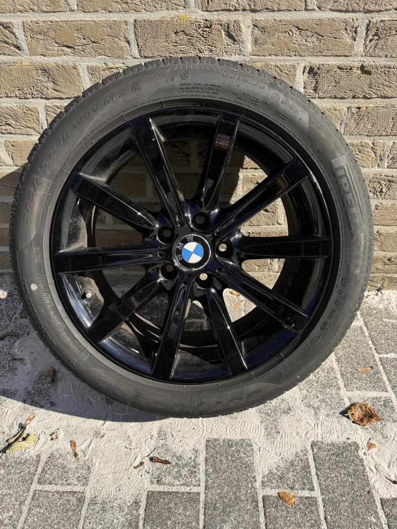 Zwarte BMW 5/6 velgen 18'' + Pirelli RF Winter