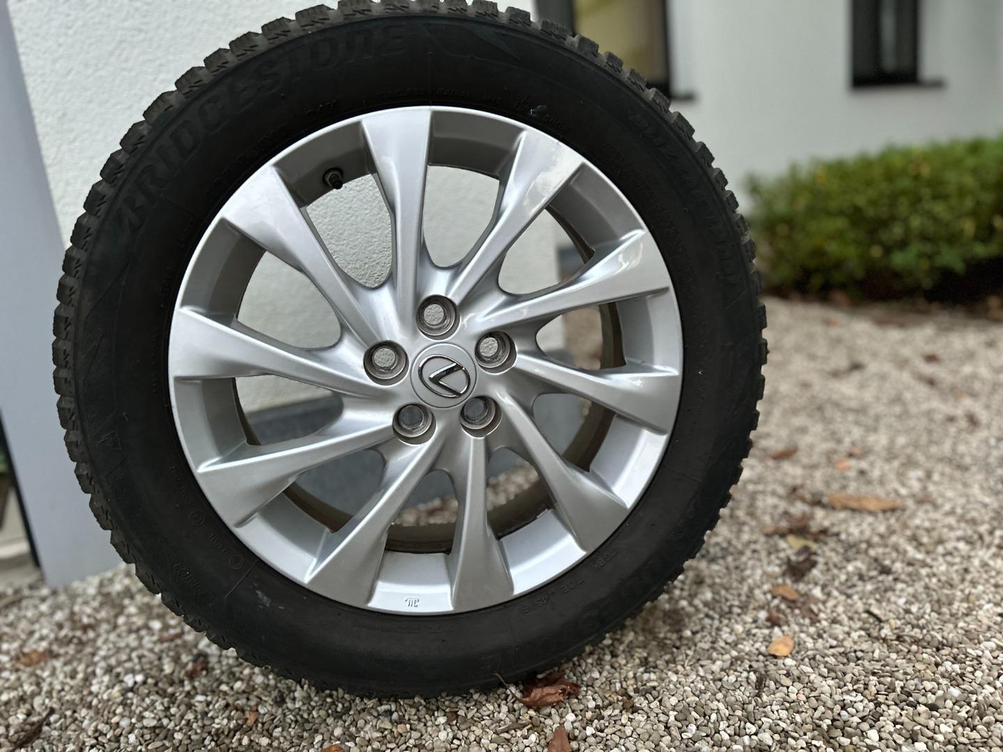 Lexus CT200h alu velgen met winterbanden te koop