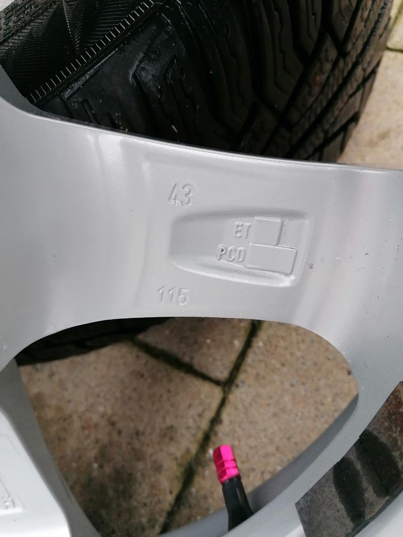 Dezent 17 inch velgen met winterbanden 