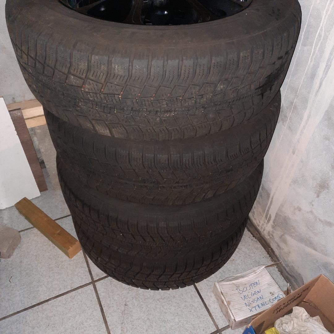 Zwarte 17 inch ALU velgen met winterbanden 